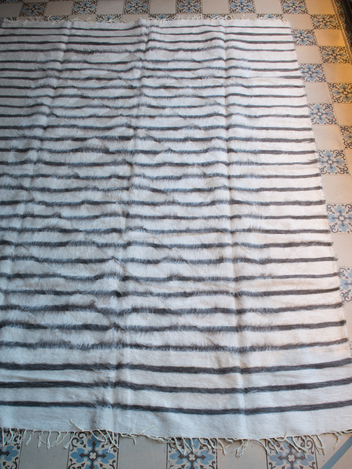 Mohair-Teppich weiß, graue schmale Streifen